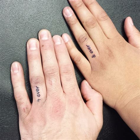 tatuajes en los dedos para parejas|tatuajes de dolidos.